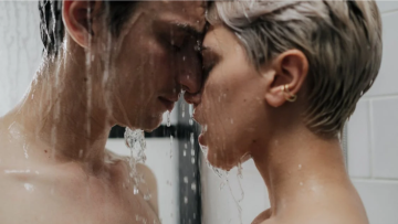 Jak na sex v koupelně? 3 bezva polohy a tipy na vodotěsné hračky
