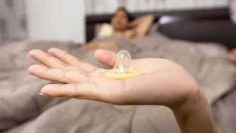 Sex s kondomem? 3+1 tip, jak si to vylepšit!