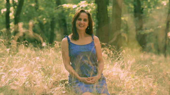 Kamila Jiříková je zkušená lektorka jógy, Školy pánevního dna, zdravotního cvičení a pilates, která se specializuje na funkční pohyb se zaměřením na problematiku pánevního dna a související obtíže, jako jsou bolesti zad, diastáza či inkontinence. Ve své praxi klade důraz na správné nastavení těla, dech a vědomý pohyb. Kromě pohybových lekcí nabízí také lymfatické a relaxační masáže. Její přístup je individuální, celostní a zaměřený na dlouhodobou podporu zdraví.