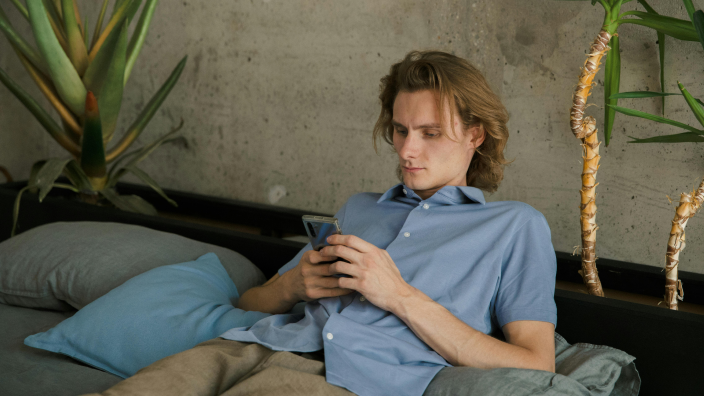 muž čte tajně partnerčiny zprávy